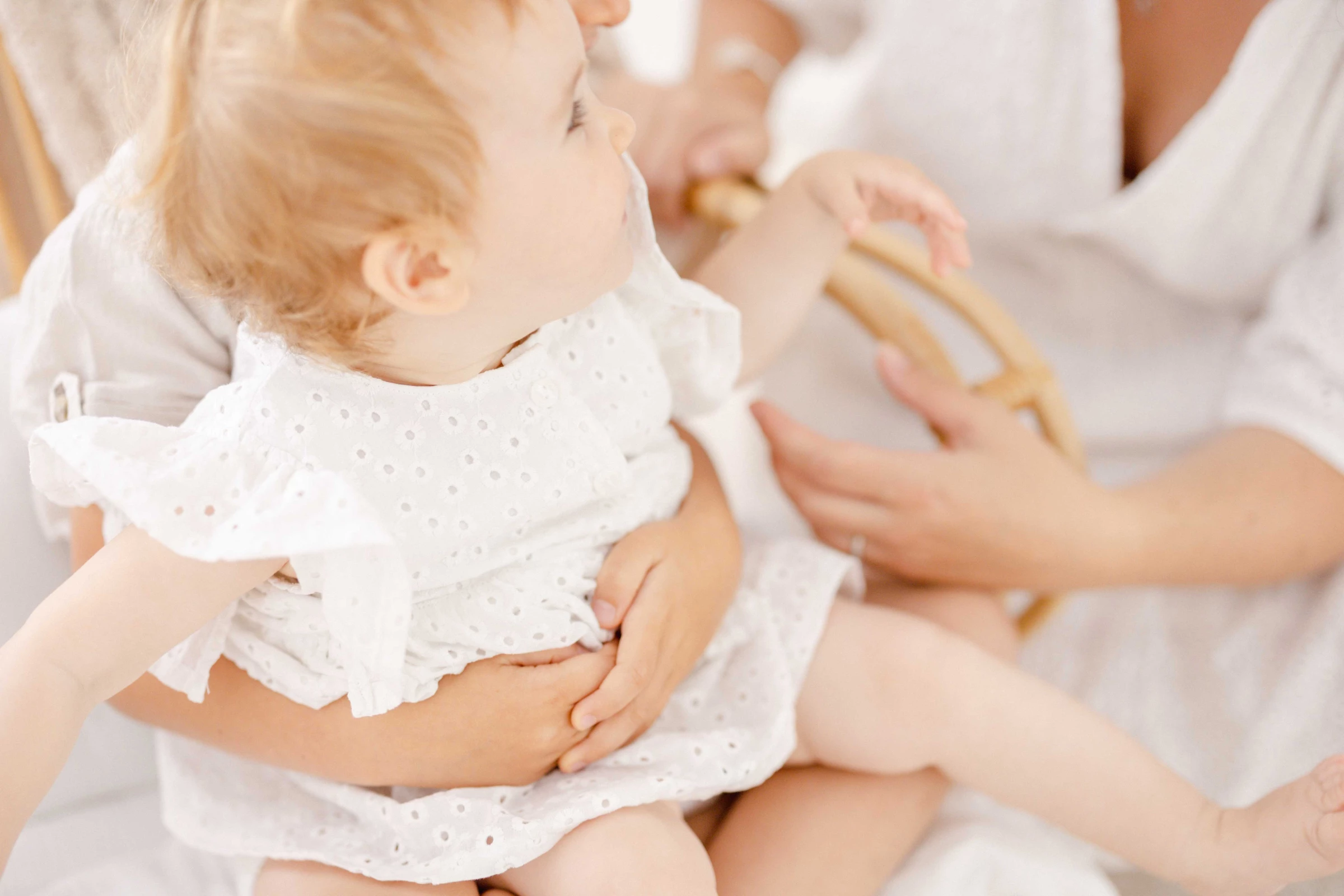 main enfant robe rose gris